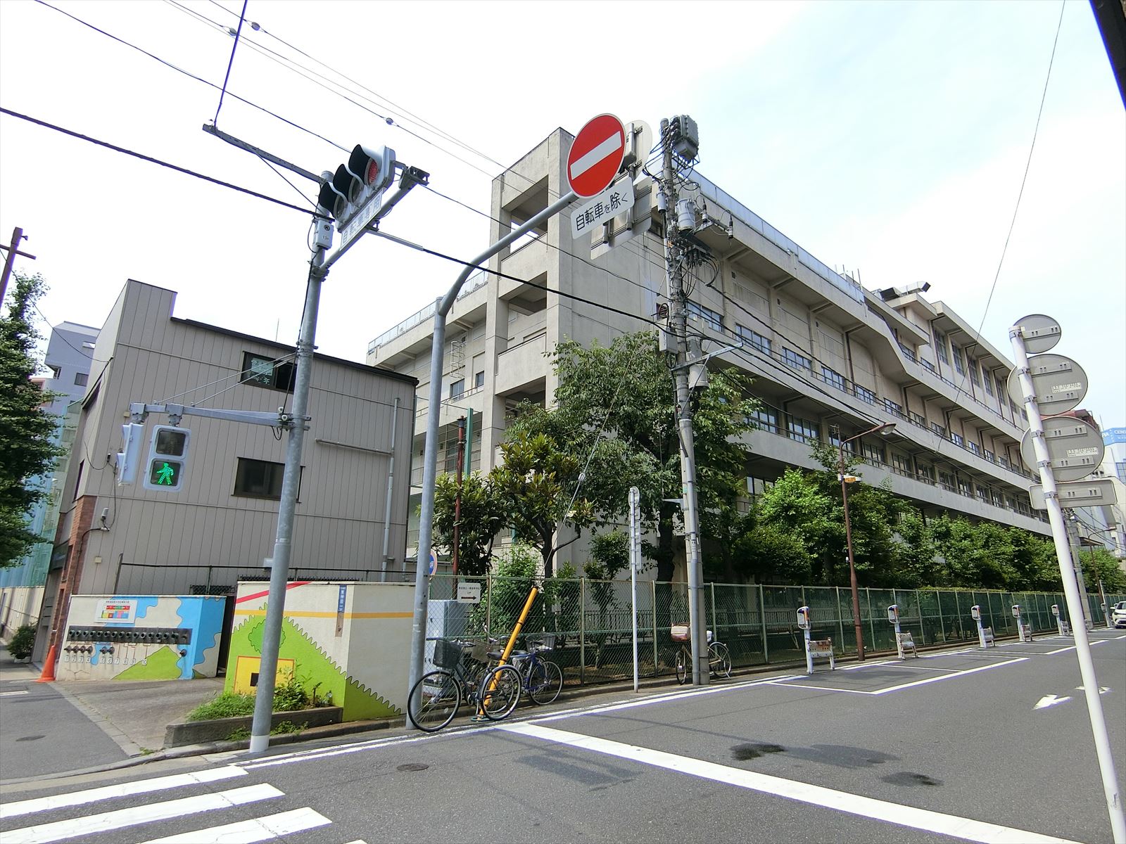 付近の東京都立一橋高等学校