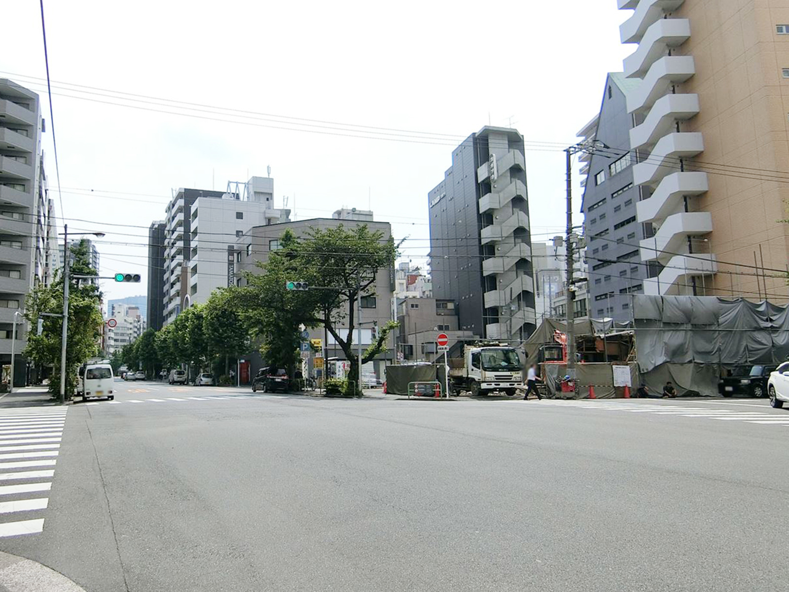 鈴重東神田コート前面の神田金物通り