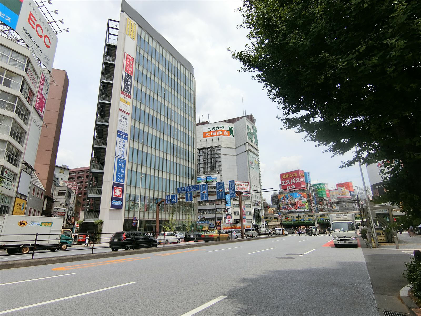 新宿Plazaビル前面の青海街道