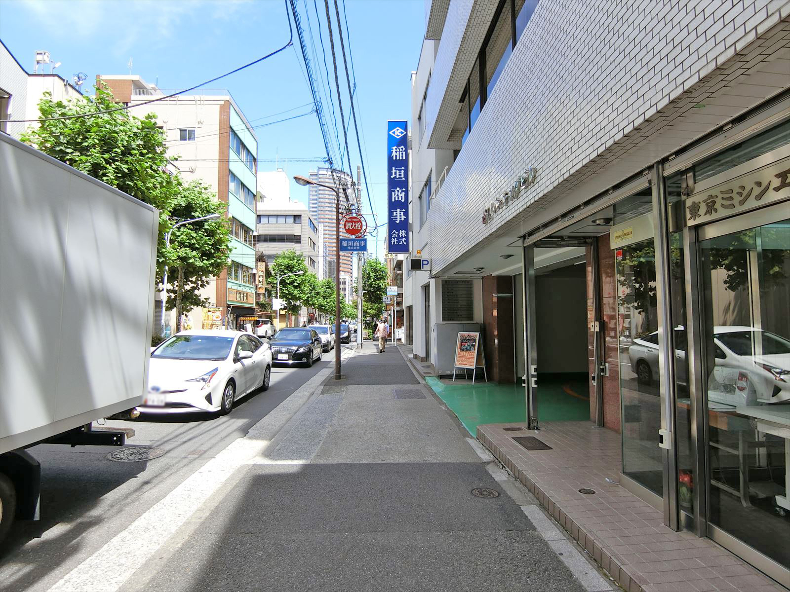 西川パーキングビル前面の通り