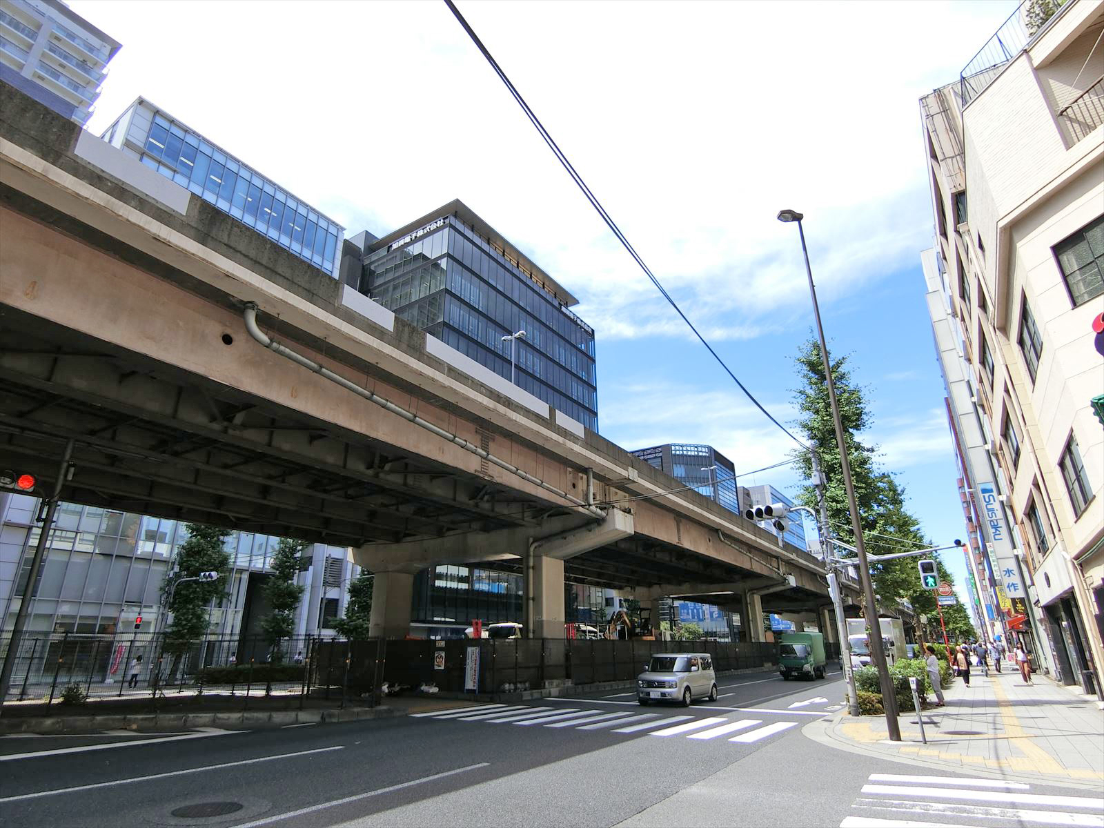 昭和通り沿いに位置する