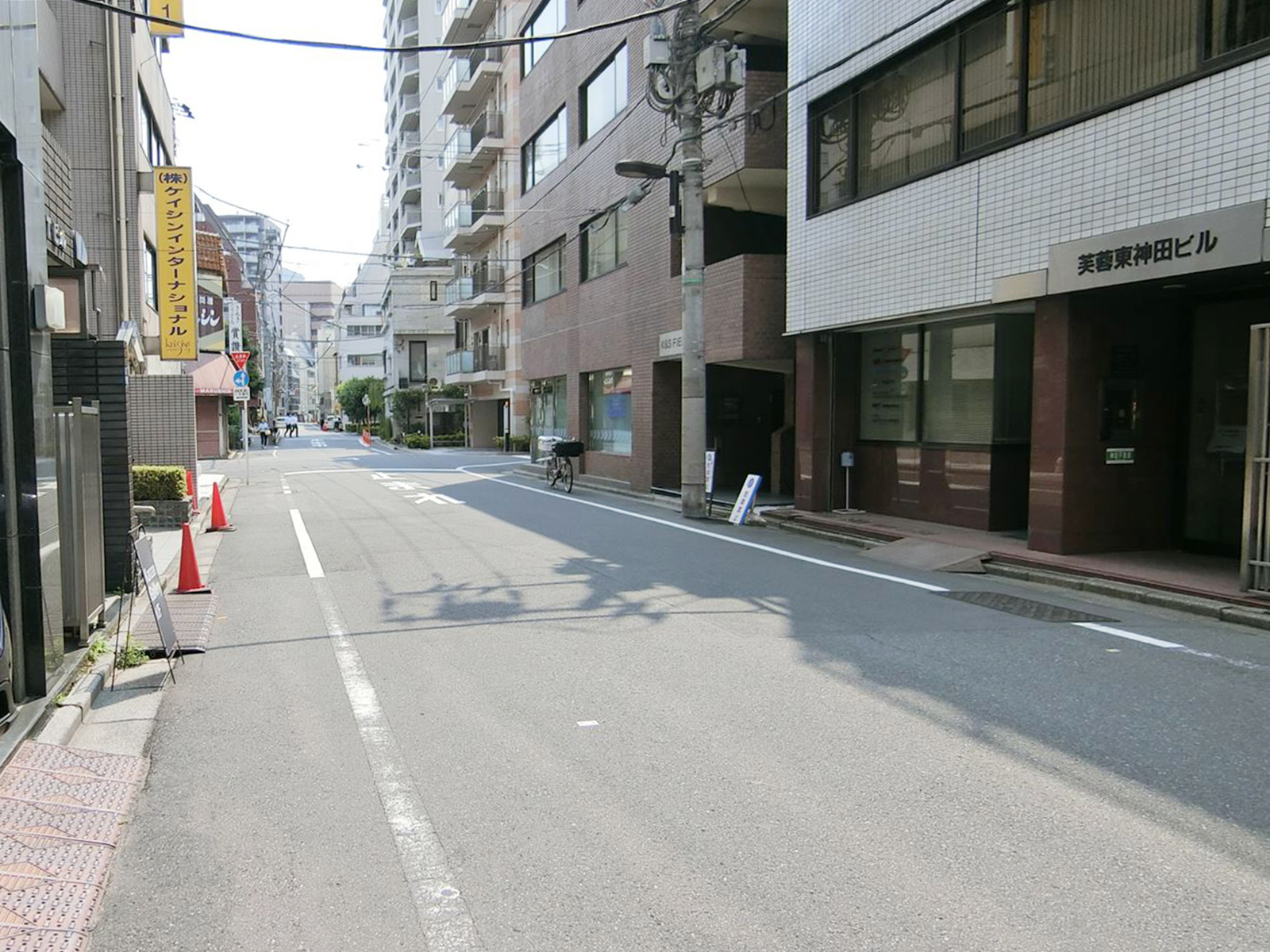 千代田区東神田1丁目ビル前面の通り