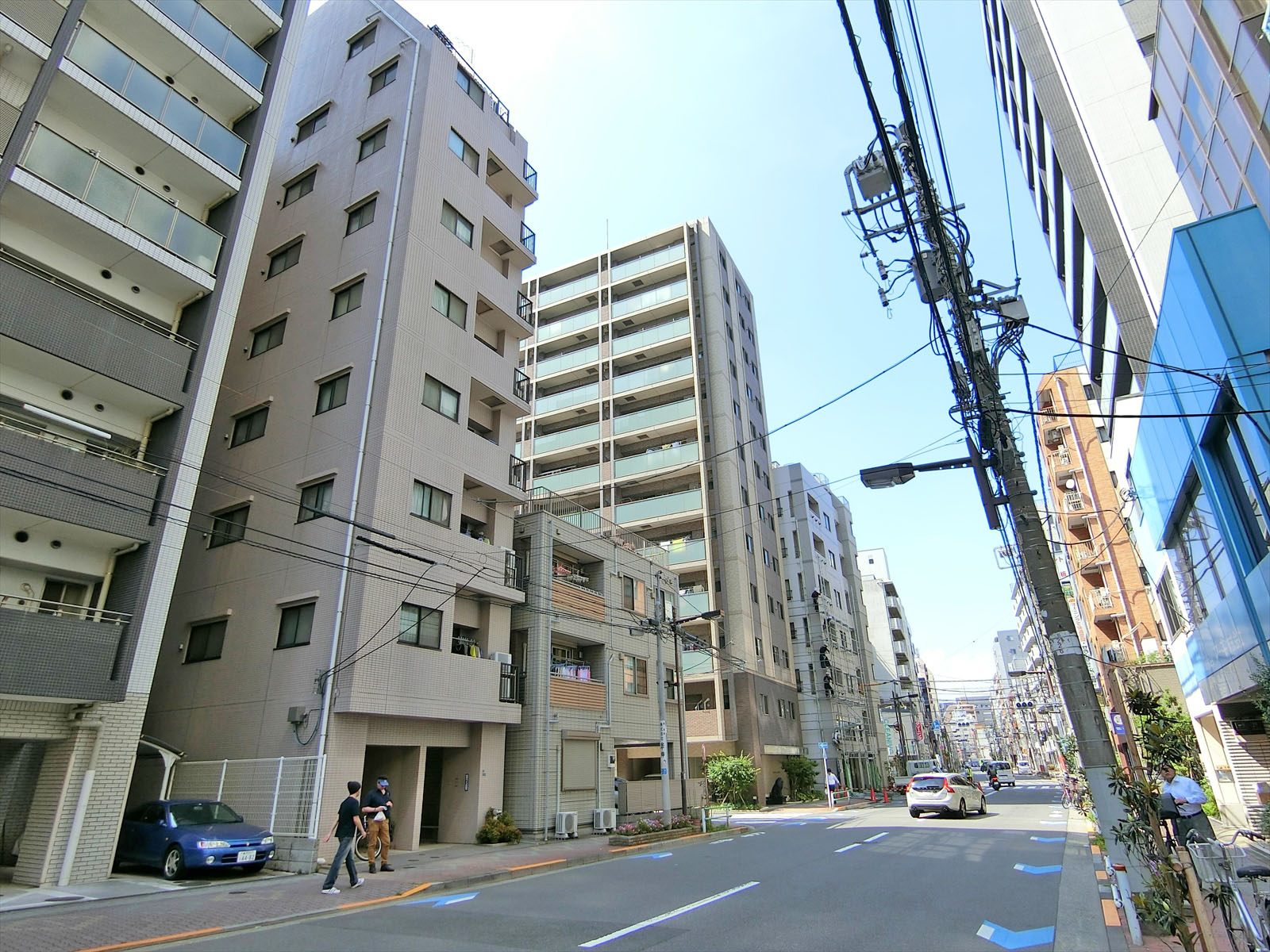 周辺はオフィスや住宅マンションが多いエリア