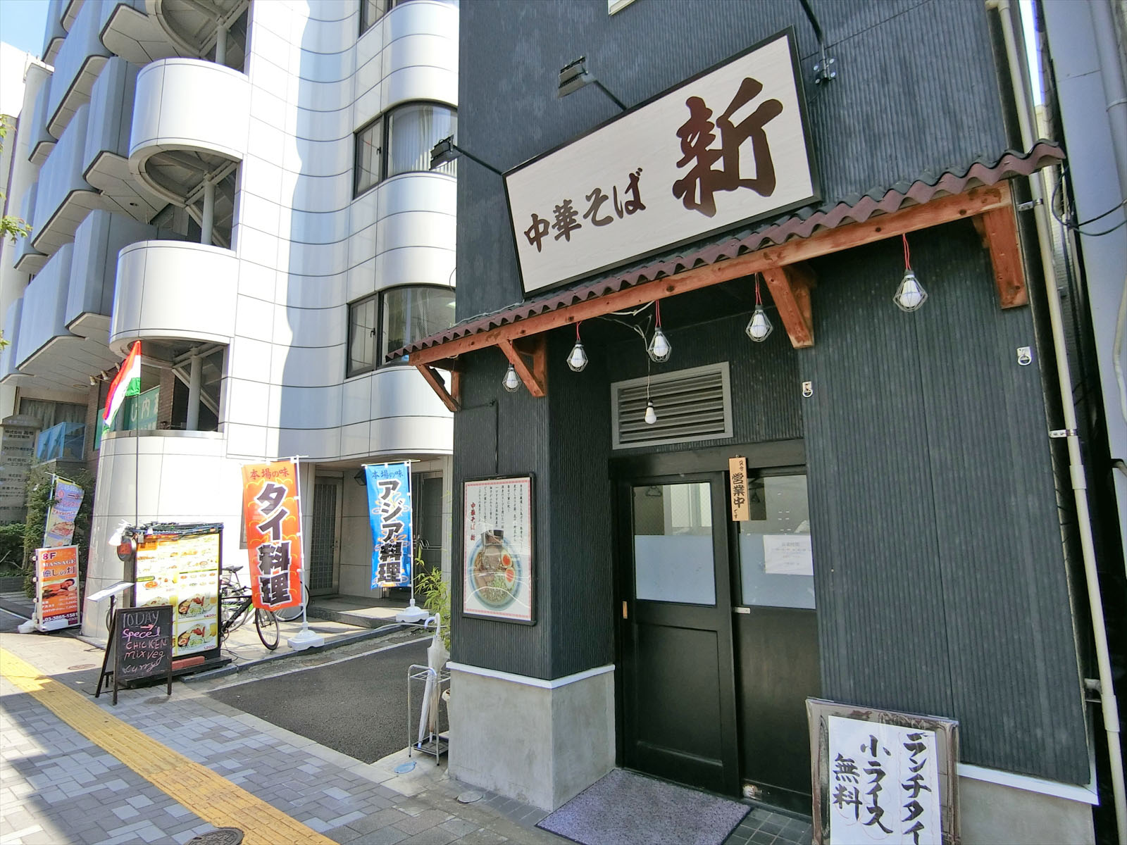 付近には飲食店が充実