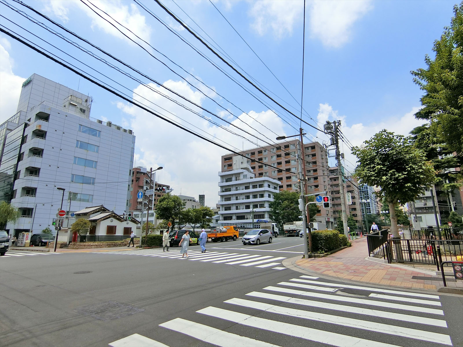付近にはにはオフィスや店舗が多いエリア