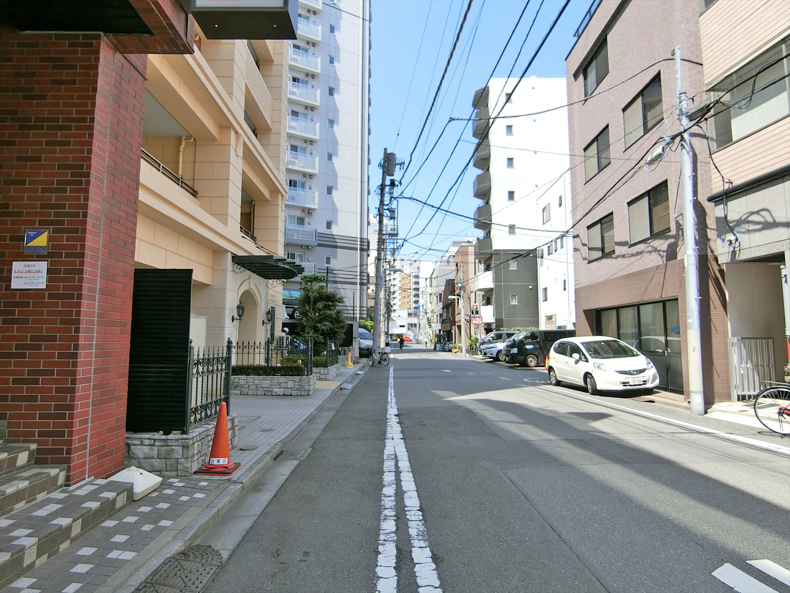 理美容教育出版本社ビル前面の通り