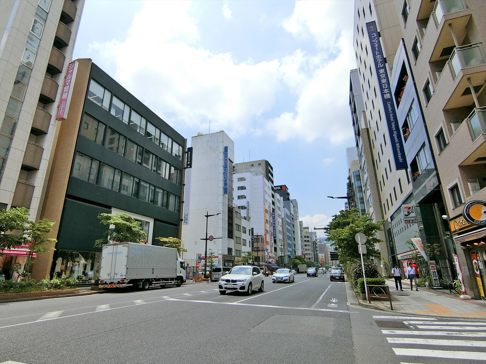 江戸通り沿いに立地
