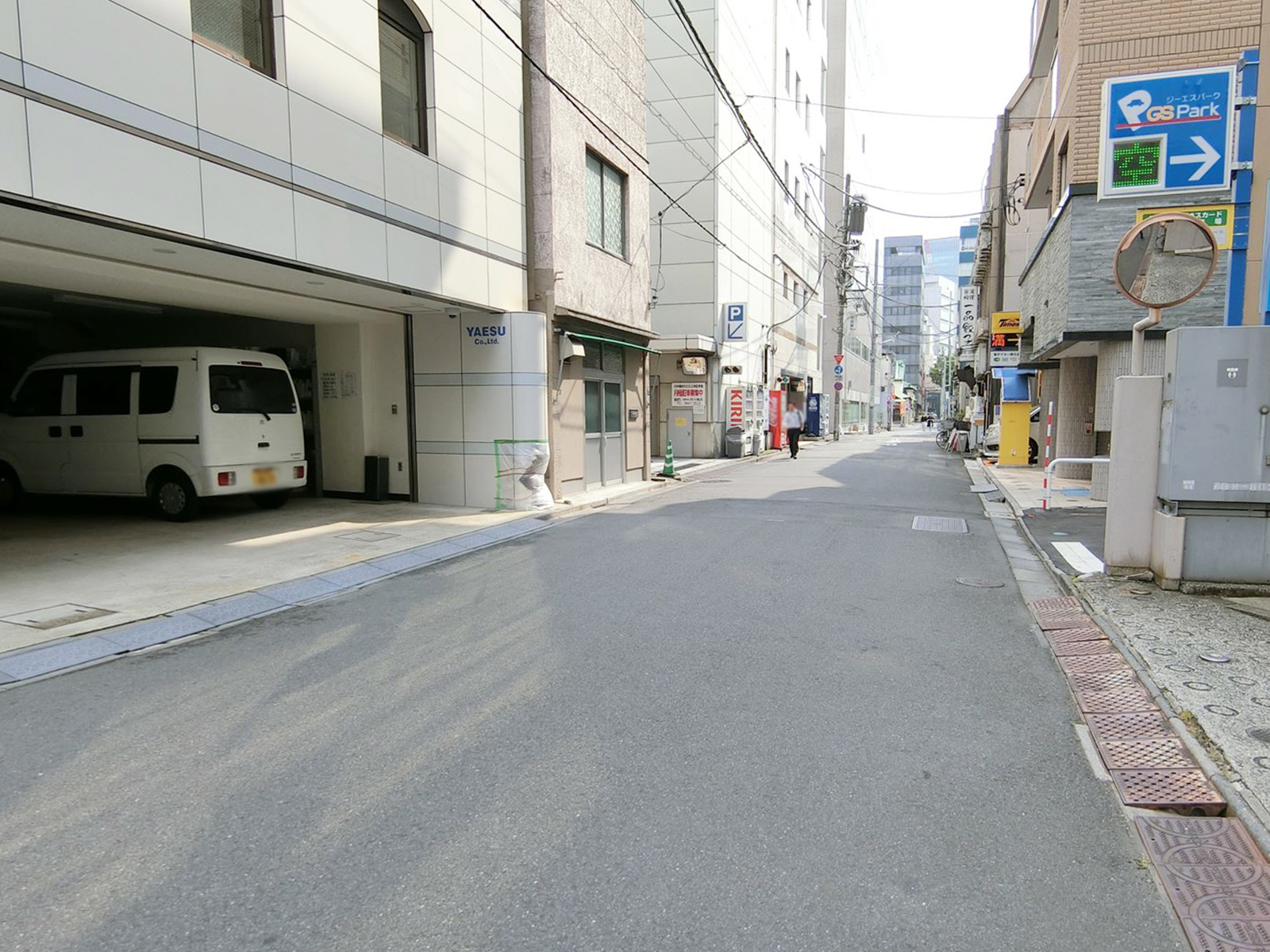 小伝馬町ビル前面の通り