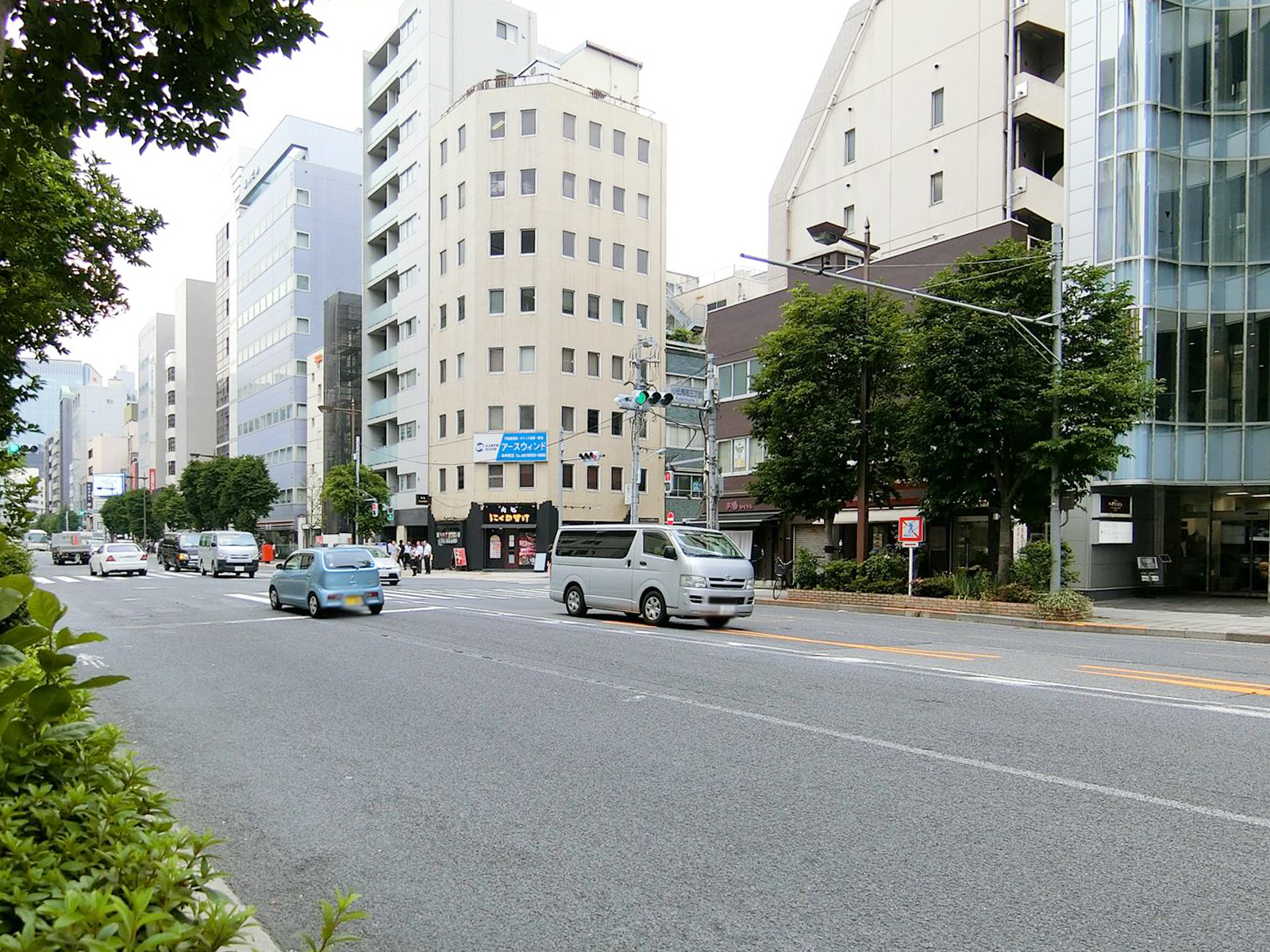 オフィスビル前面の江戸通り