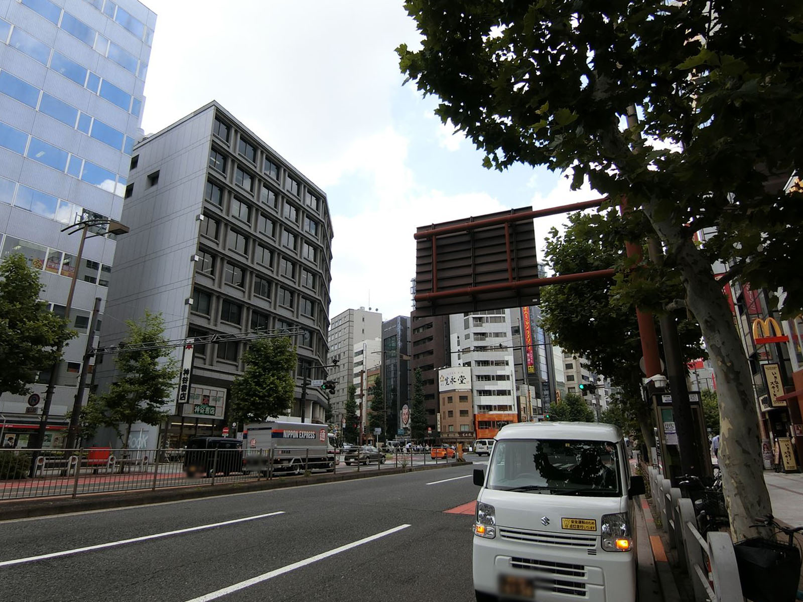 金石舎ビル前面の靖国通り