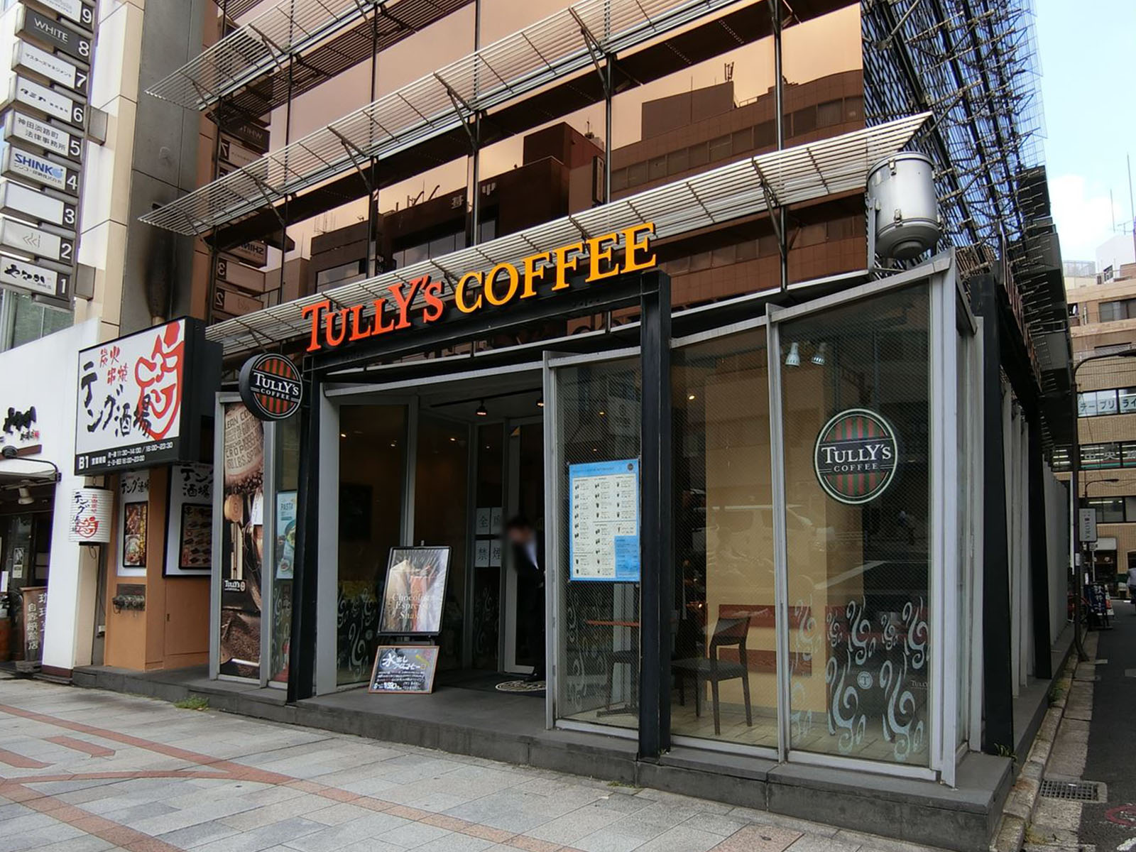 裏手にあるタリーズコーヒー