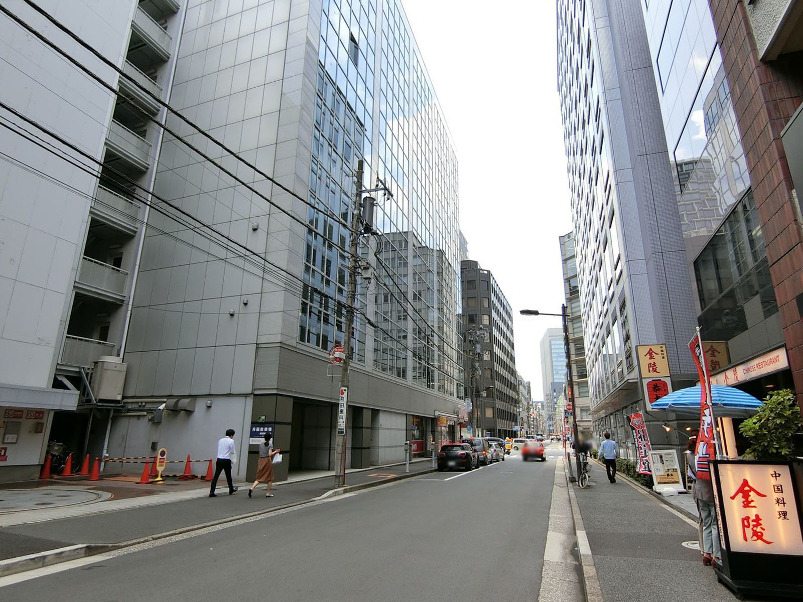 岡田ビル前面の通り