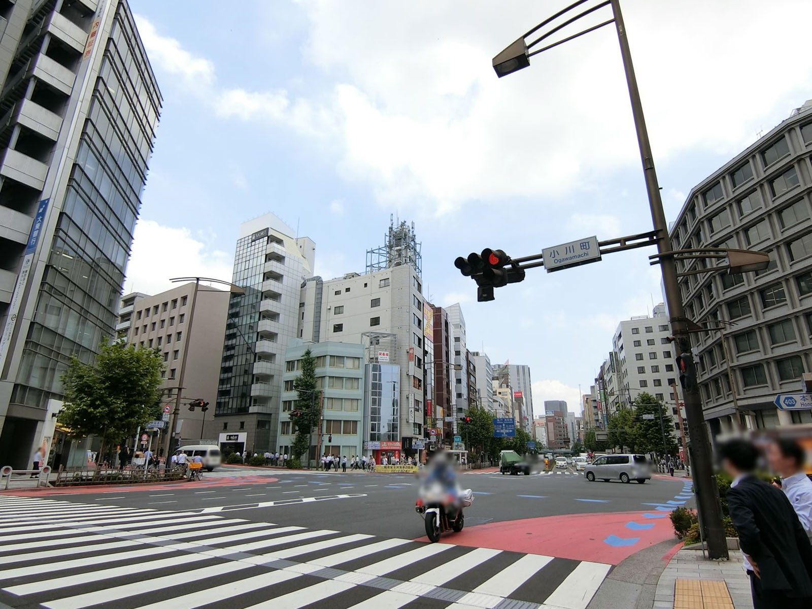 天下堂ビル前面の靖国通り