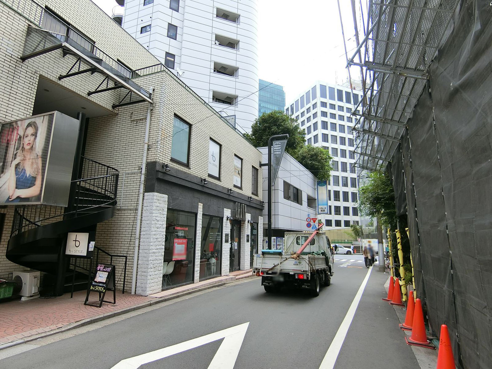 荒川ビル前面の通り