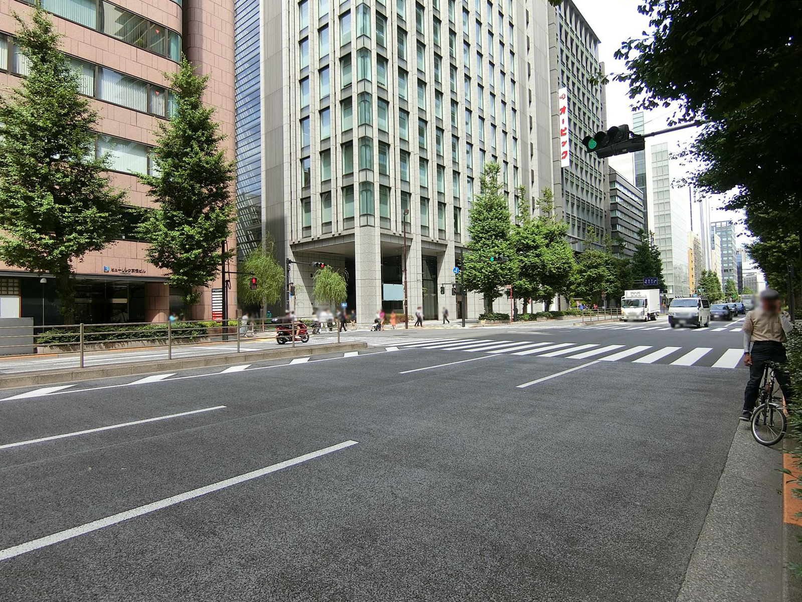 福岡ビル前面の鍛冶橋通り
