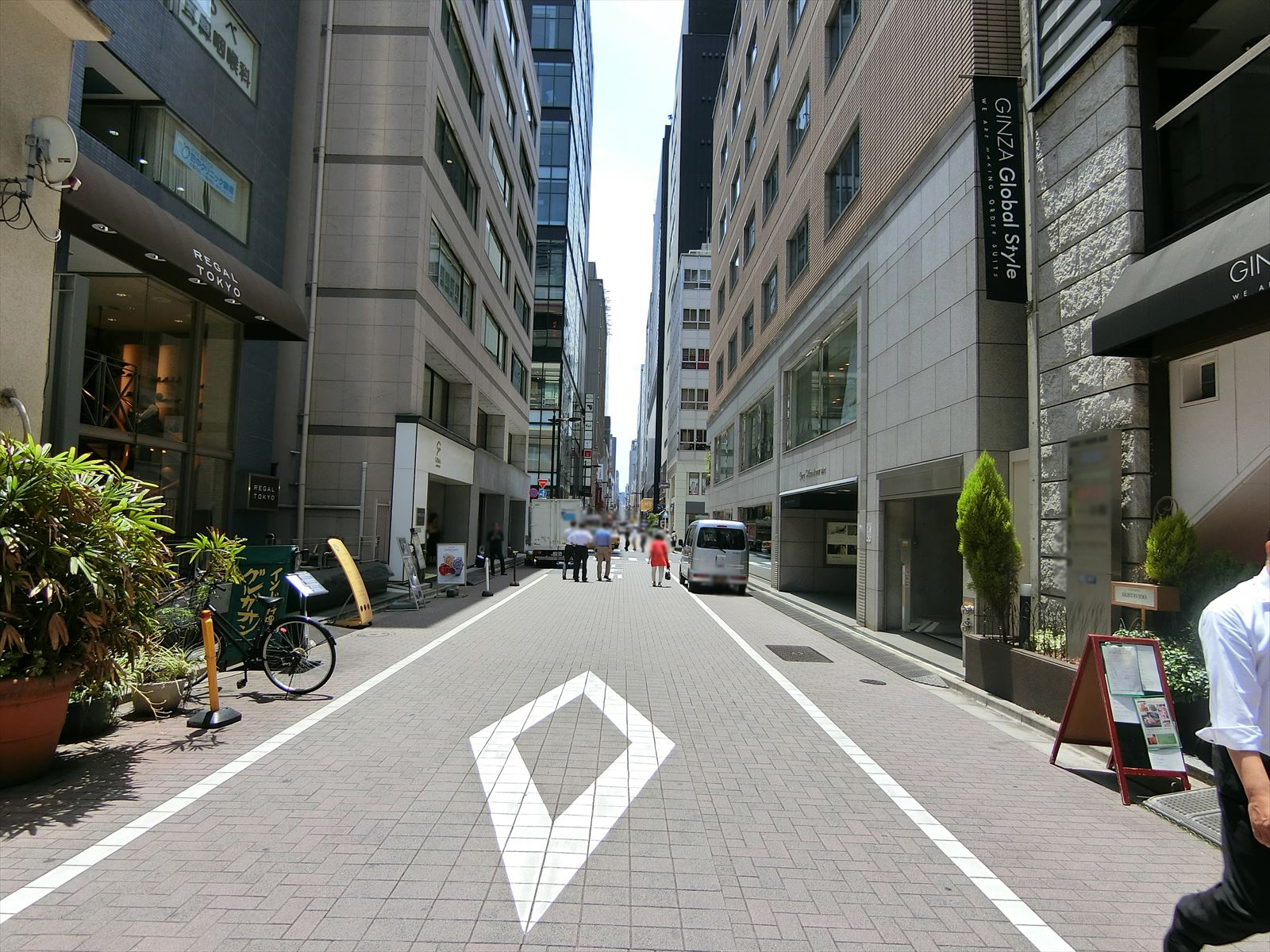 前面の銀座レンガ通り