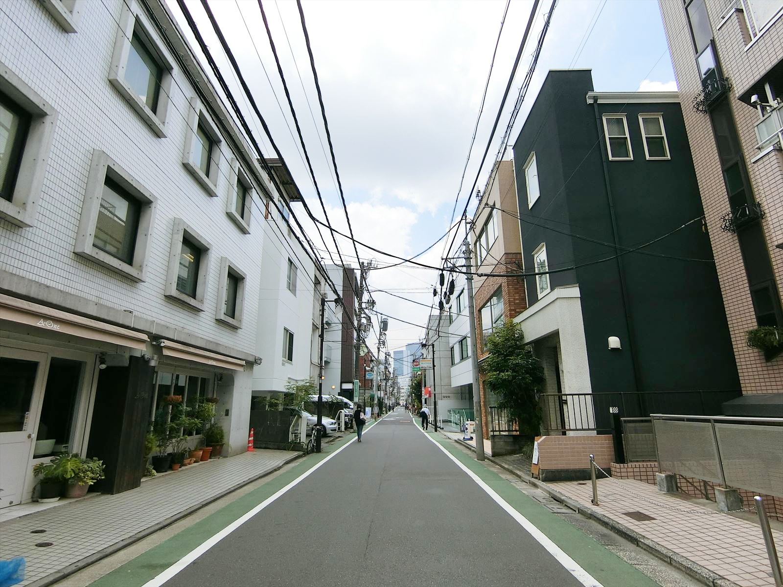 周囲には飲食店や雑貨屋が並ぶ
