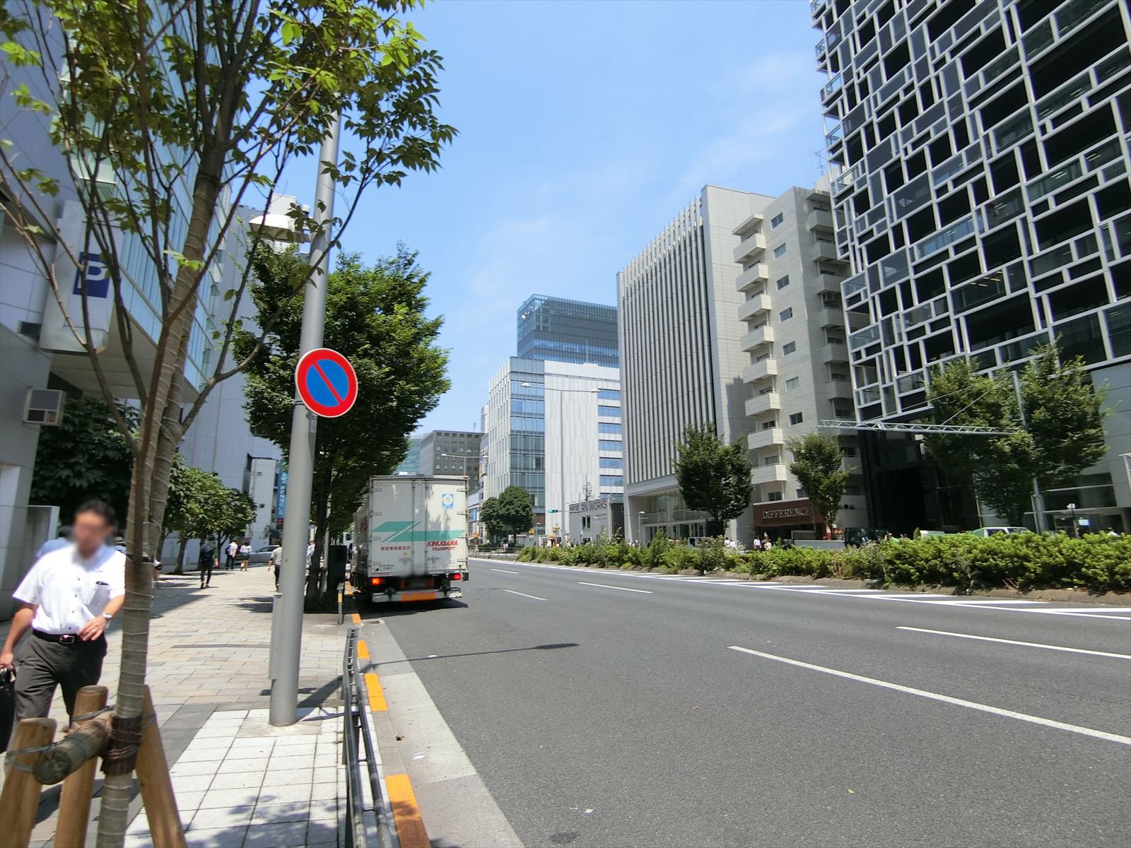 JRE青山クリスタルビル前面の青山通り