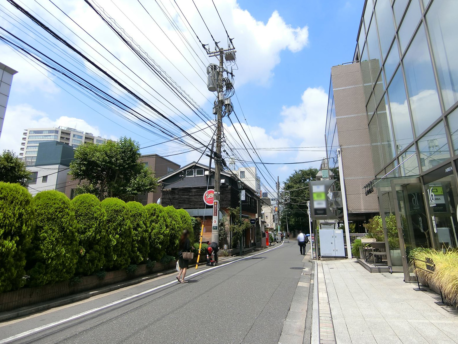 リヘイビル前面の通り