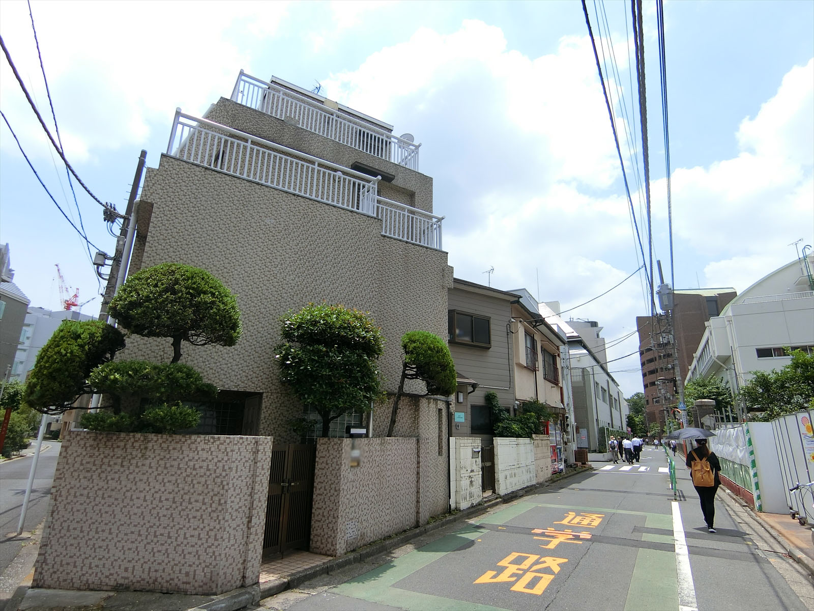 周辺は住宅街