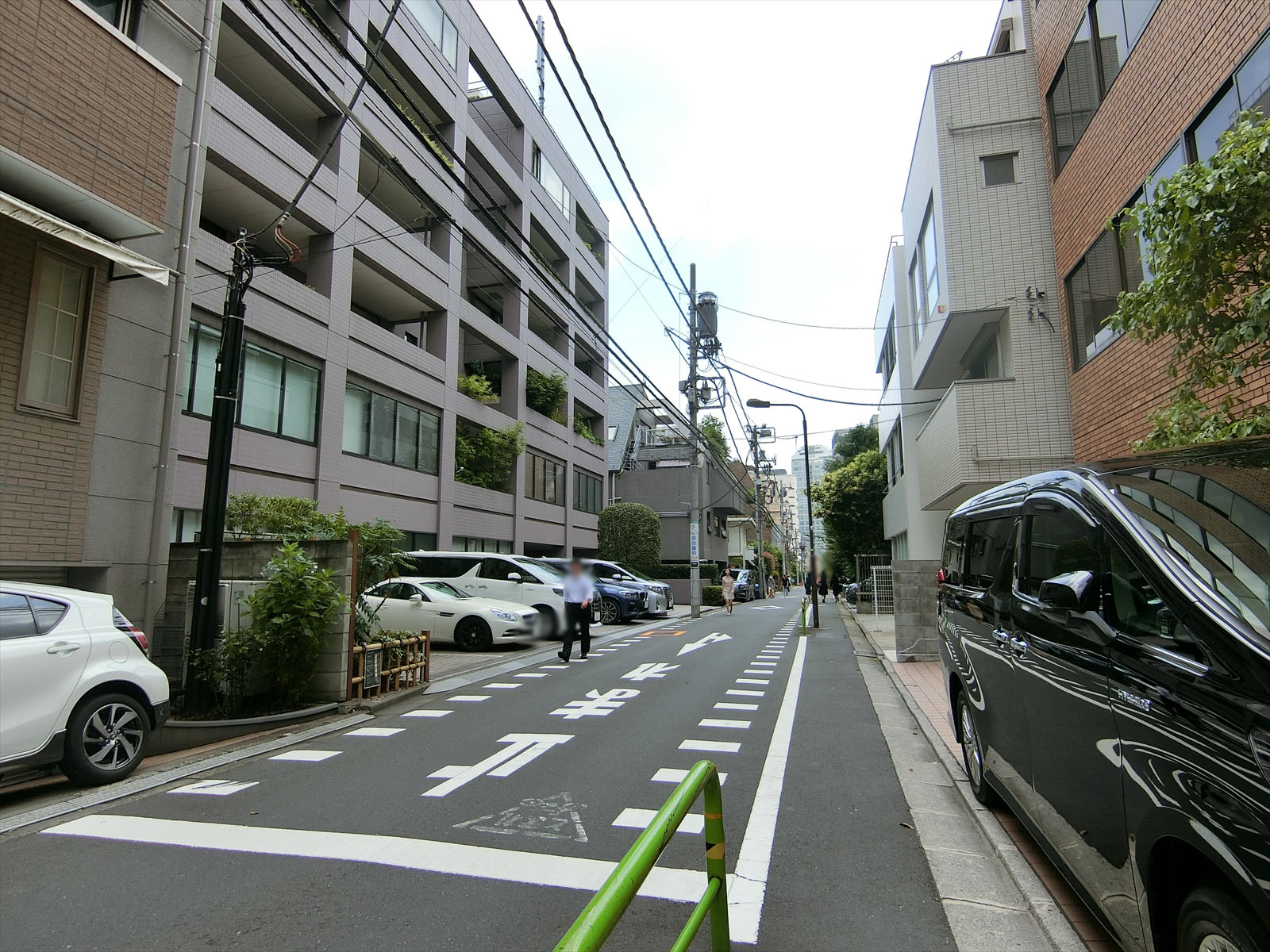 六番町プレイス前面の通り