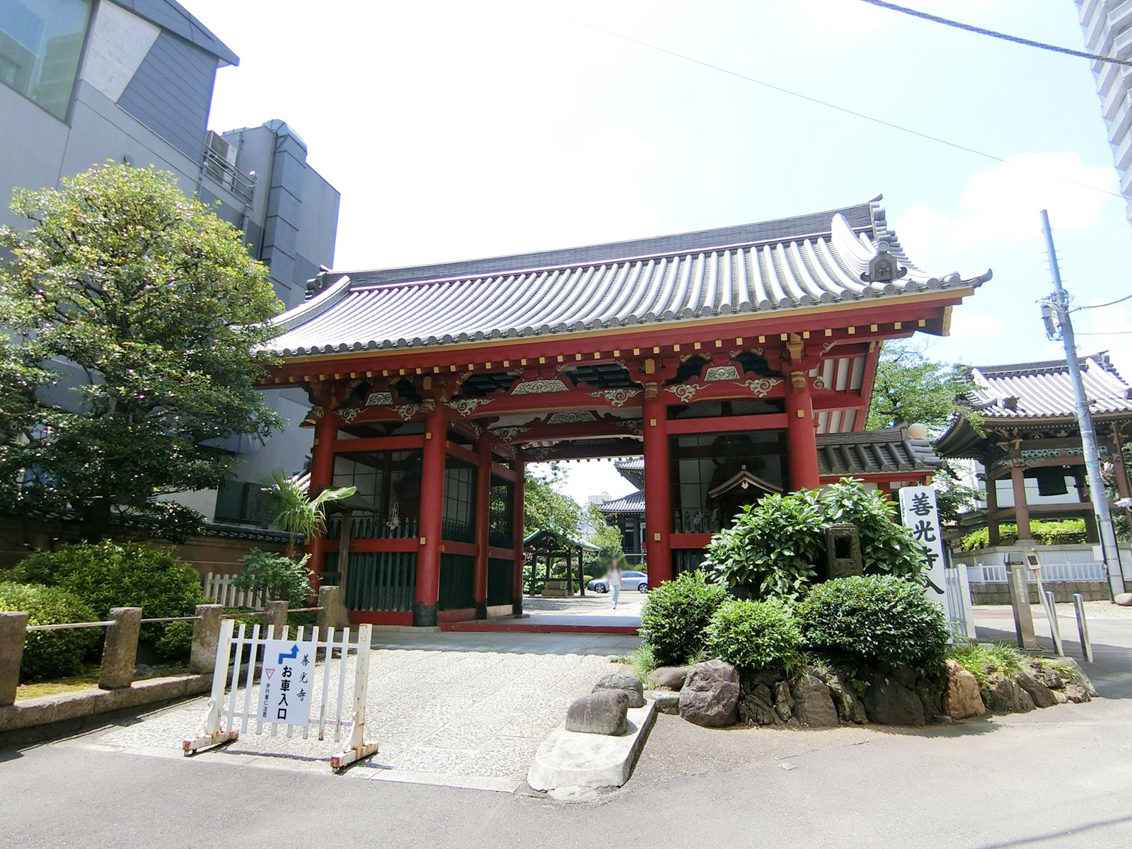 ビル裏の善光寺