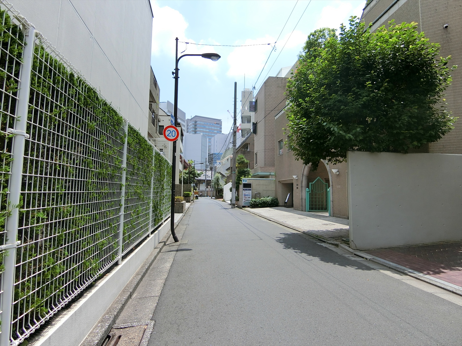 六番町ビル前面の通り