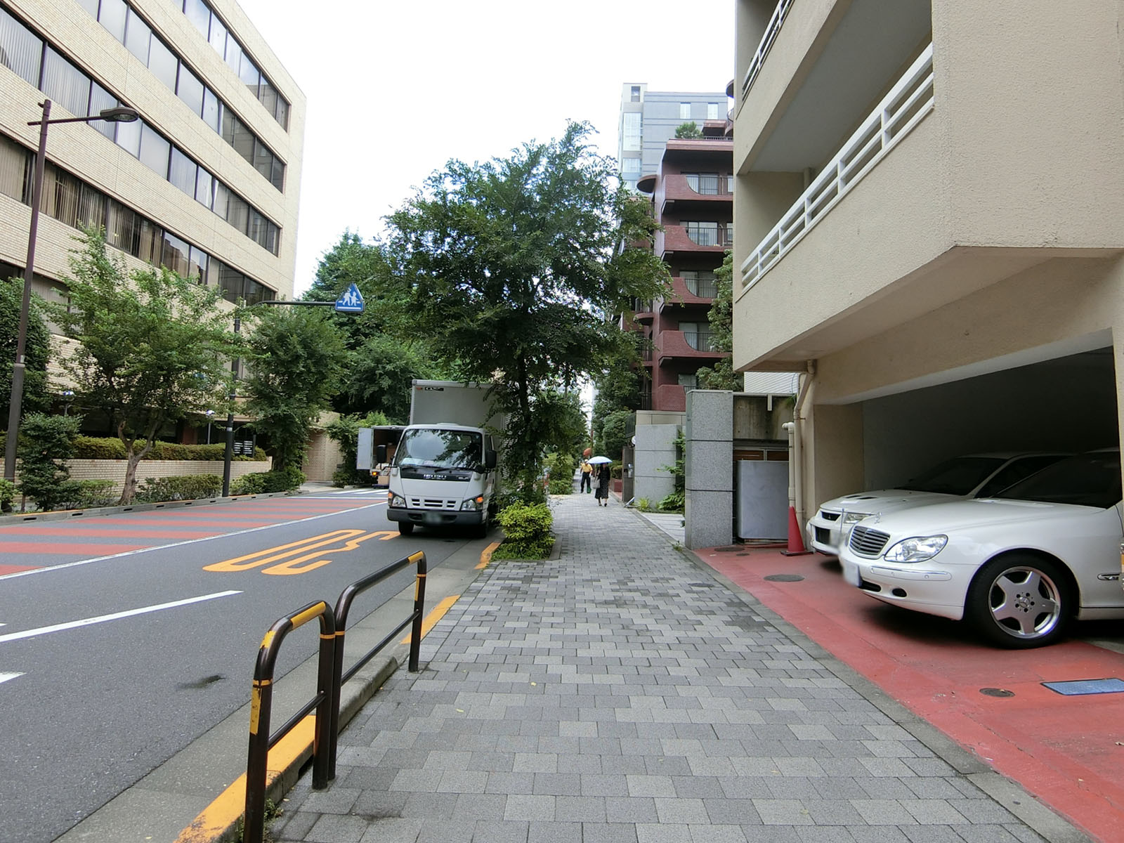物件前面の通り