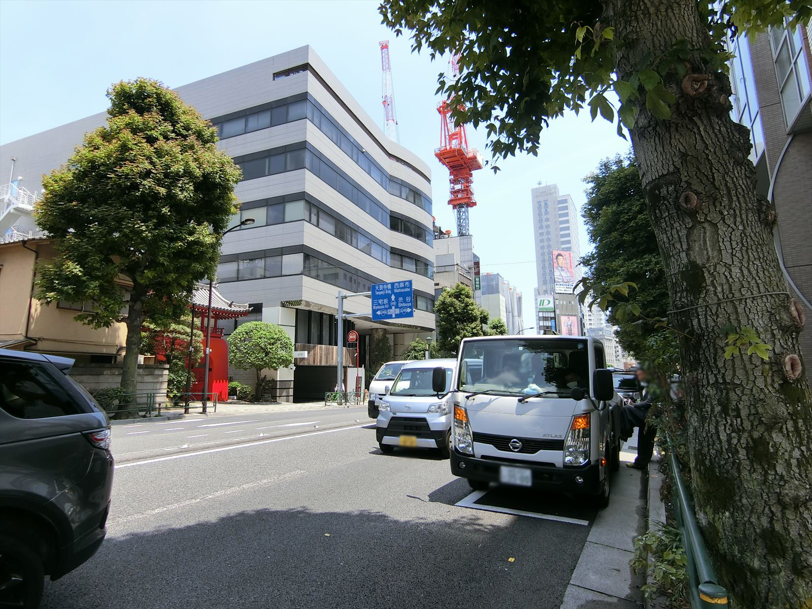 HSビル前面の外苑西通り