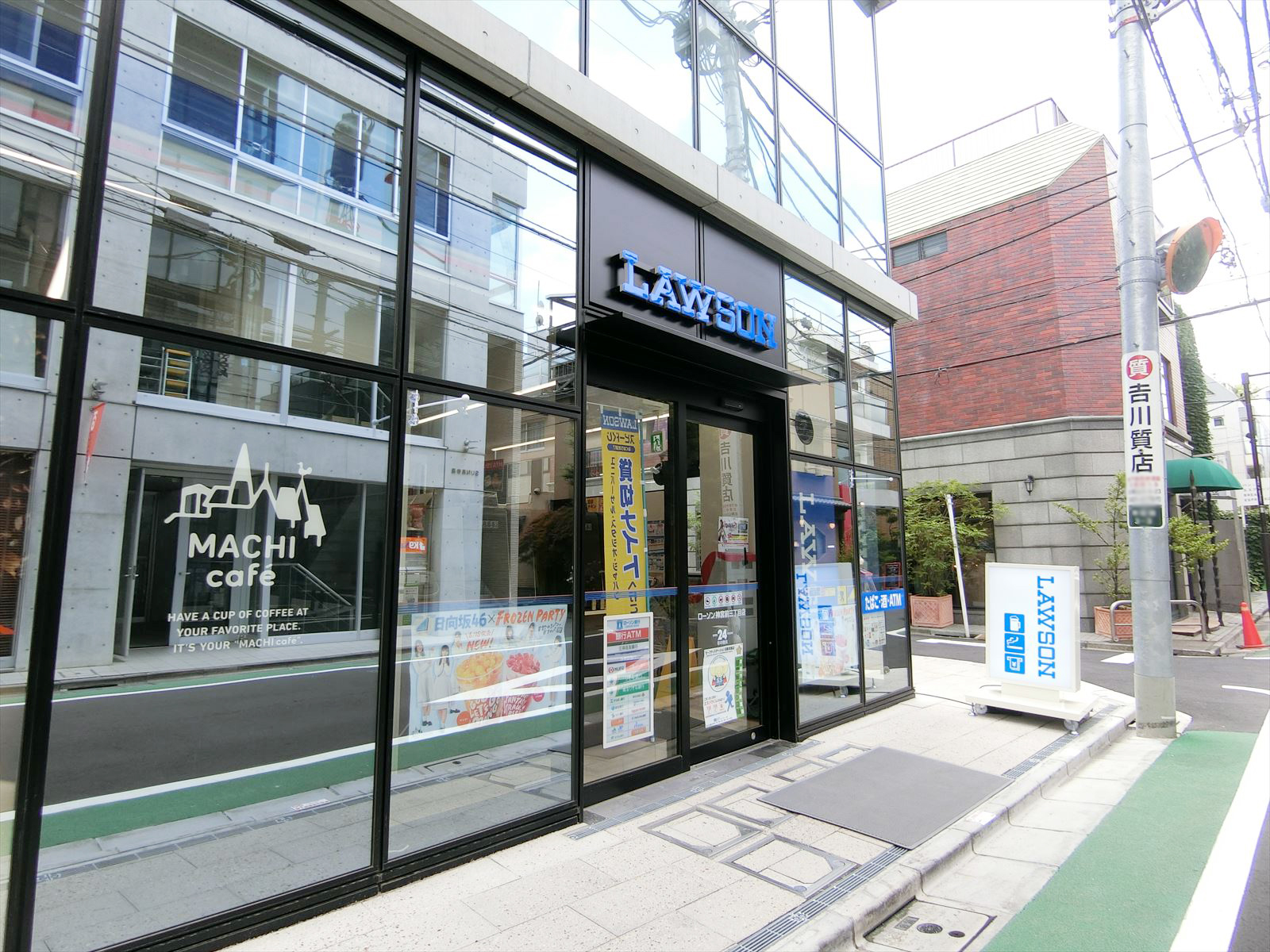 徒歩1分のローソン神宮前三丁目店
