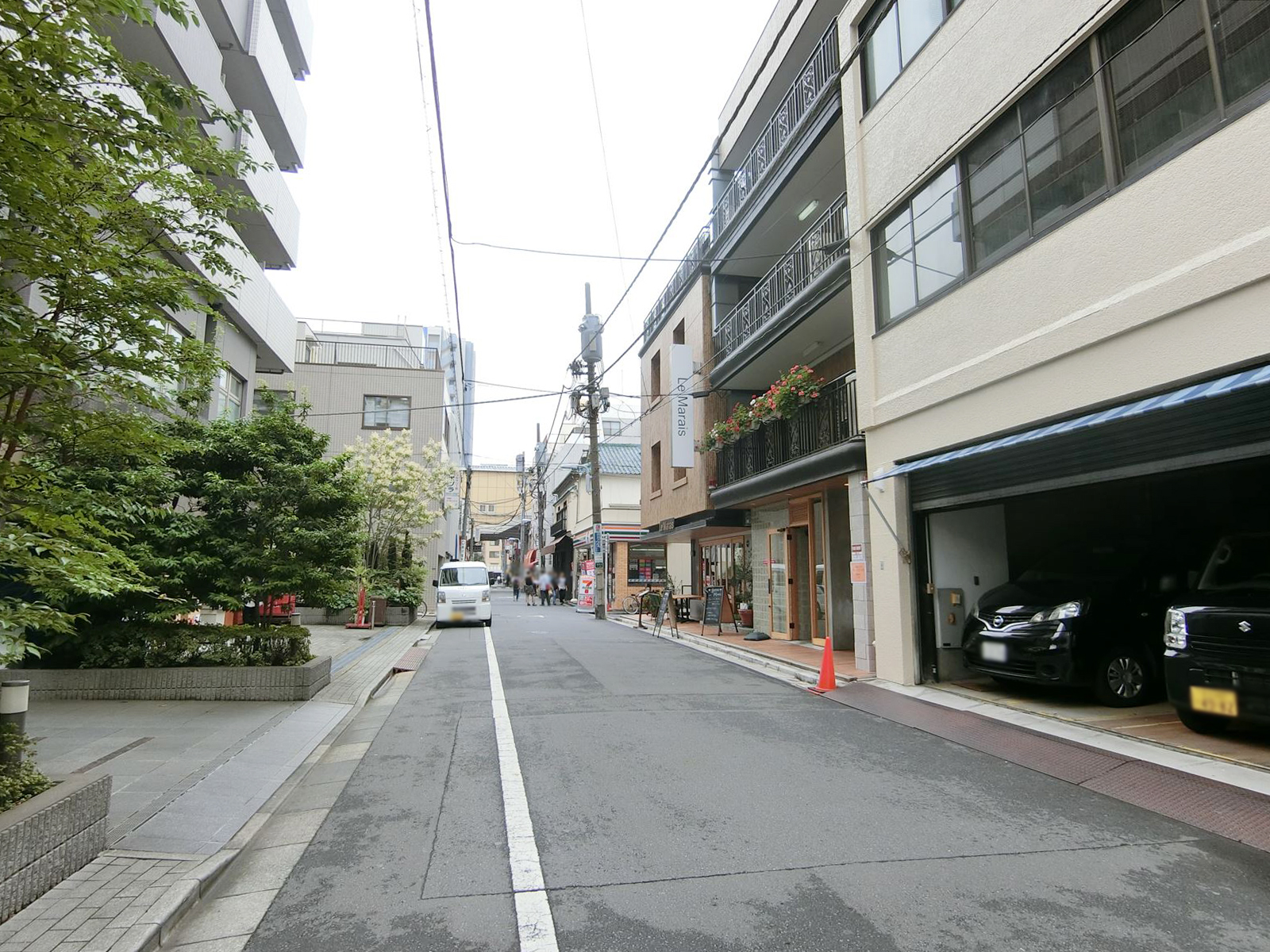 アラキビル前面の通り