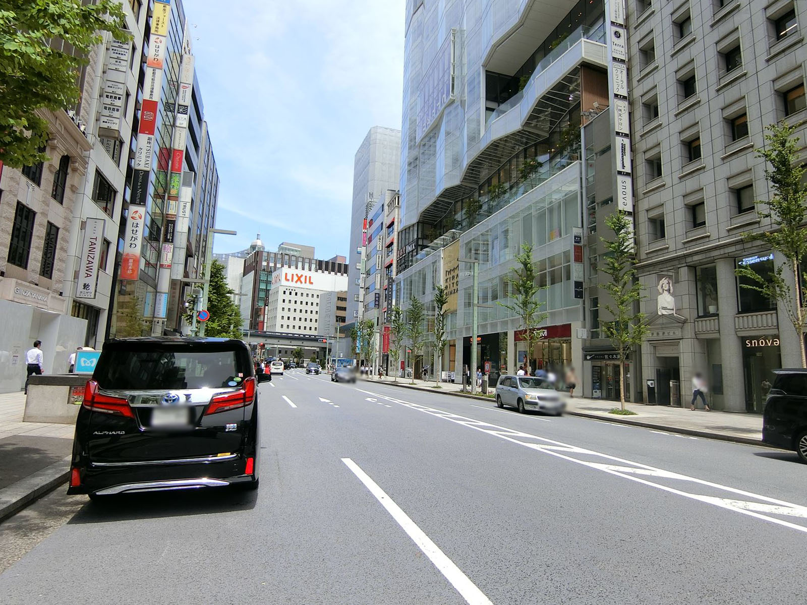 ポーラ銀座ビル前面の中央通り