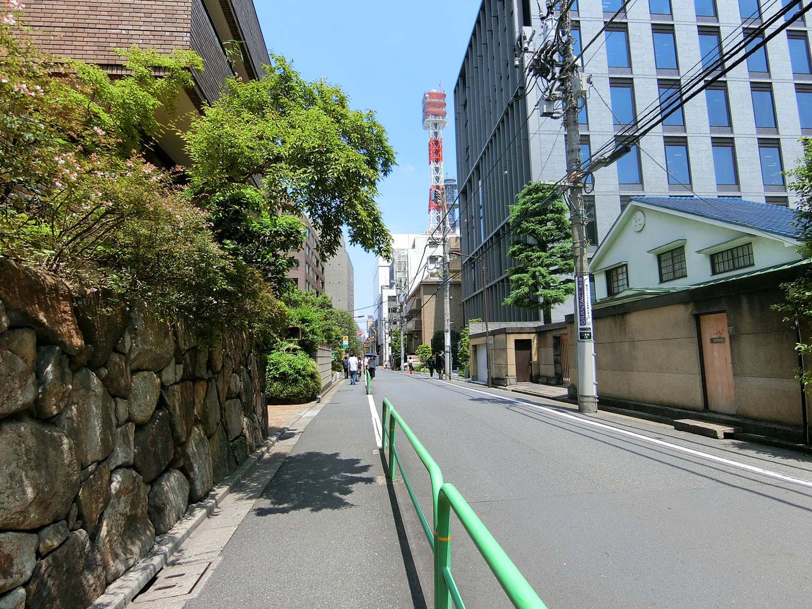BDA二番町ビル前面の通り