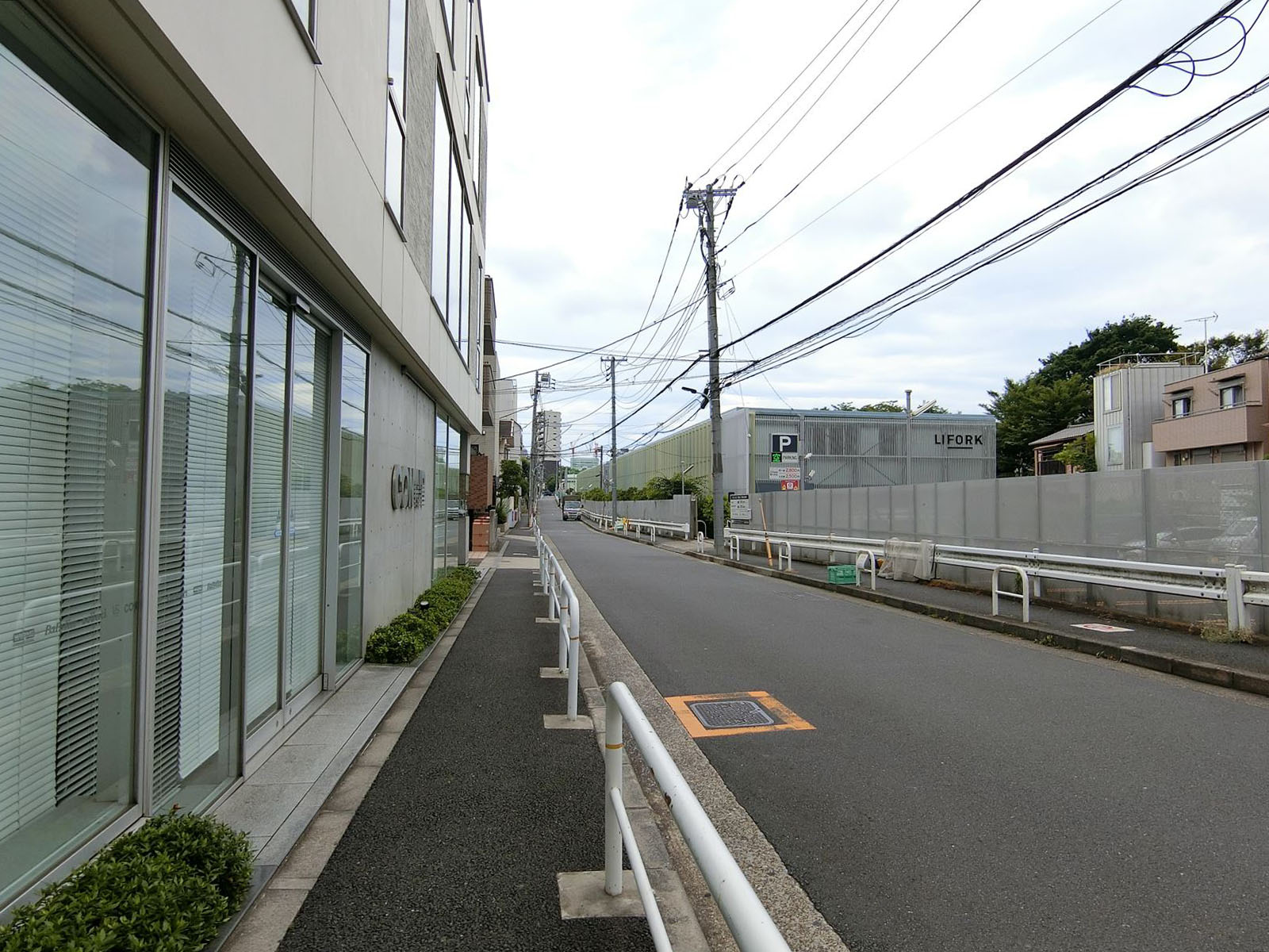 オフィスビル前面の通り