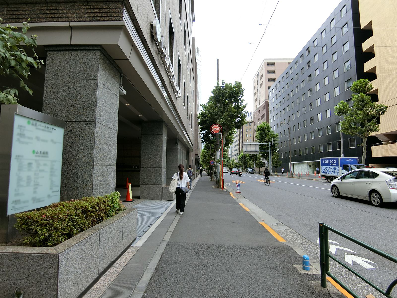 乃木坂パークビル前面の通り