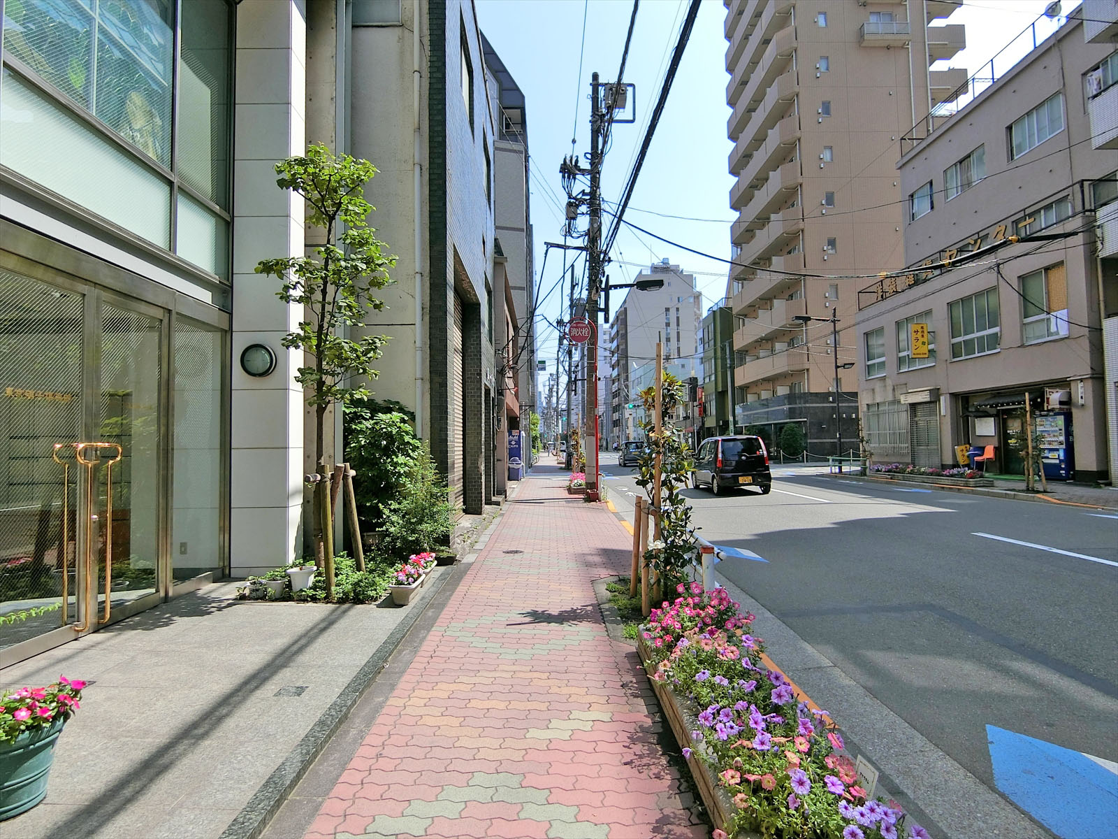 GLASSTAGEビル前面の通り