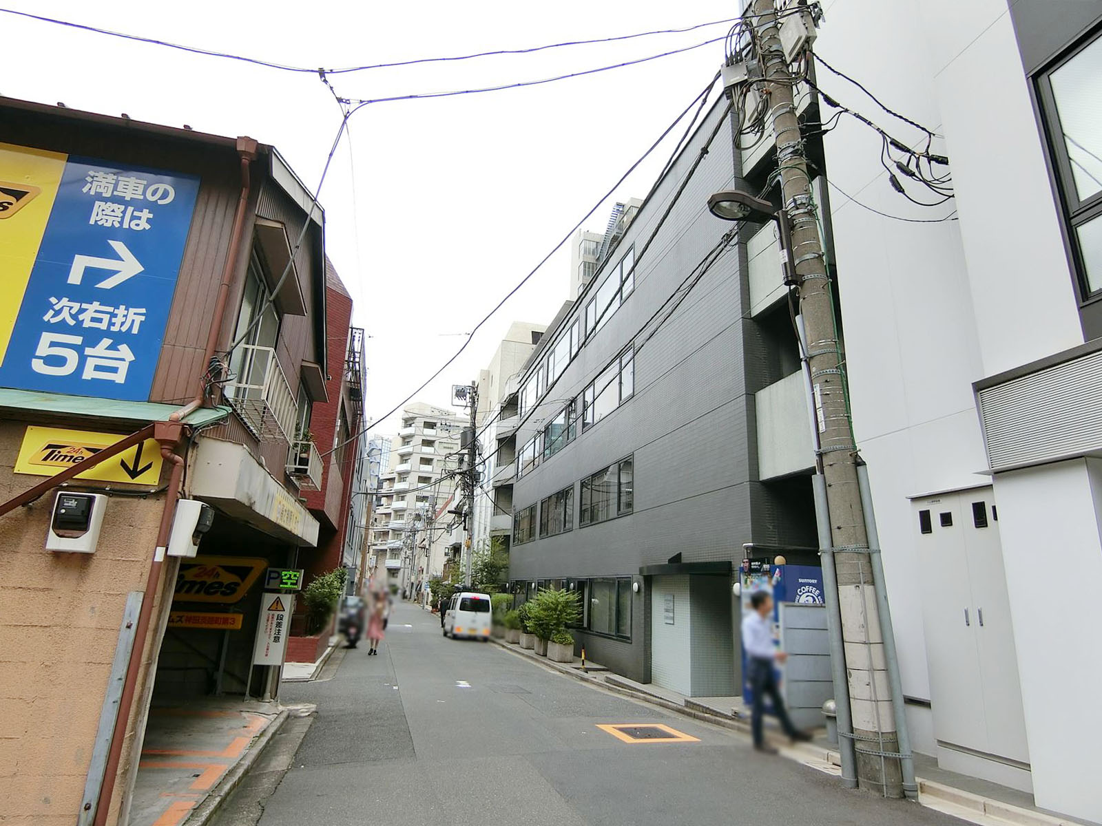 淡路町龍名館ビル前面の通り