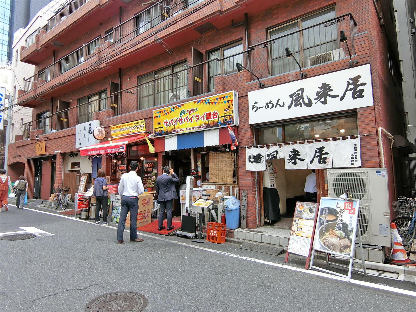 付近には飲食店が充実
