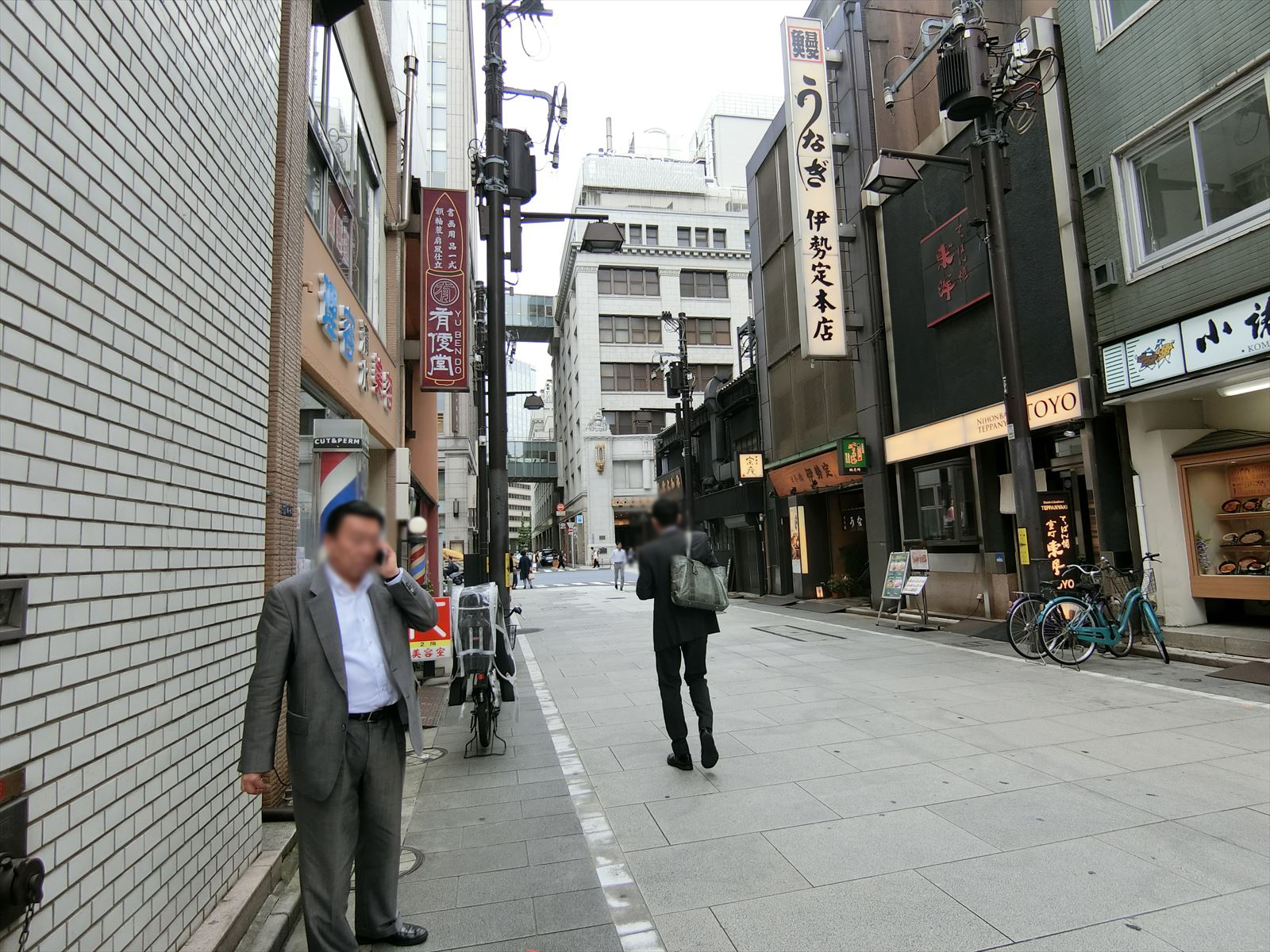 山本ビル本館前面の通り