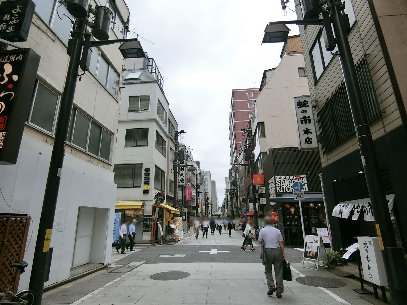 ビル前のむろまち小路