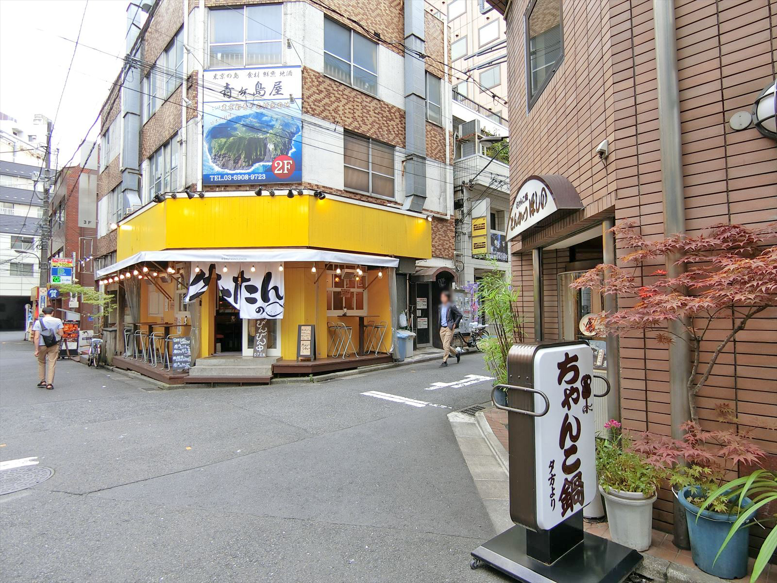 付近には飲食店が充実