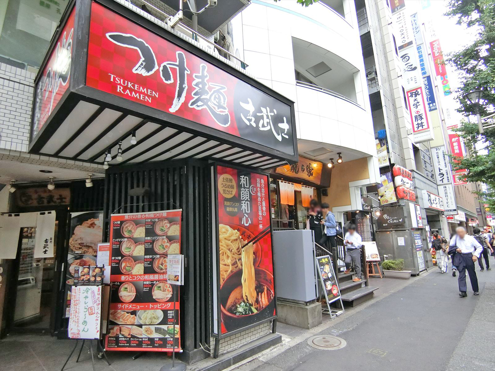 付近には飲食店が充実