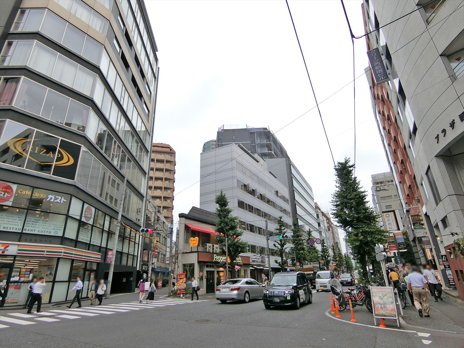 周辺はオフィスや店舗が多いエリア