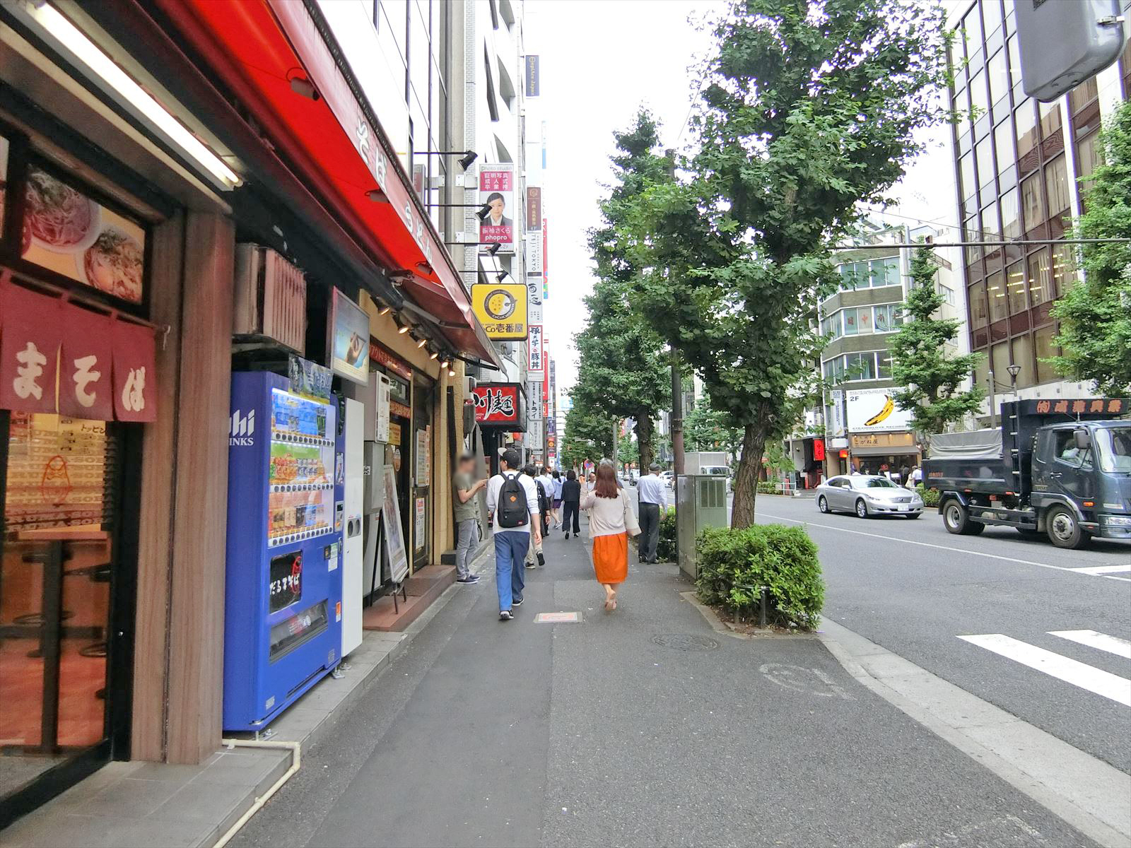 プラザ西新宿ビル前面の通り