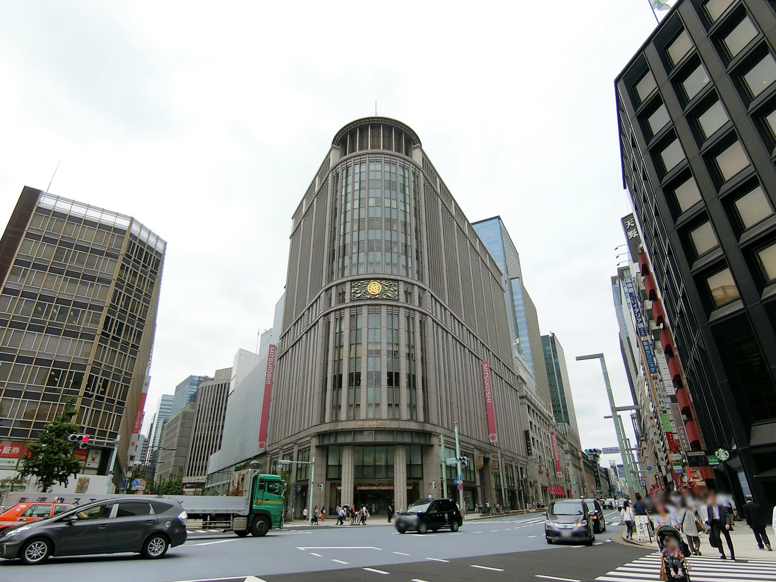 付近の日本橋三越本店