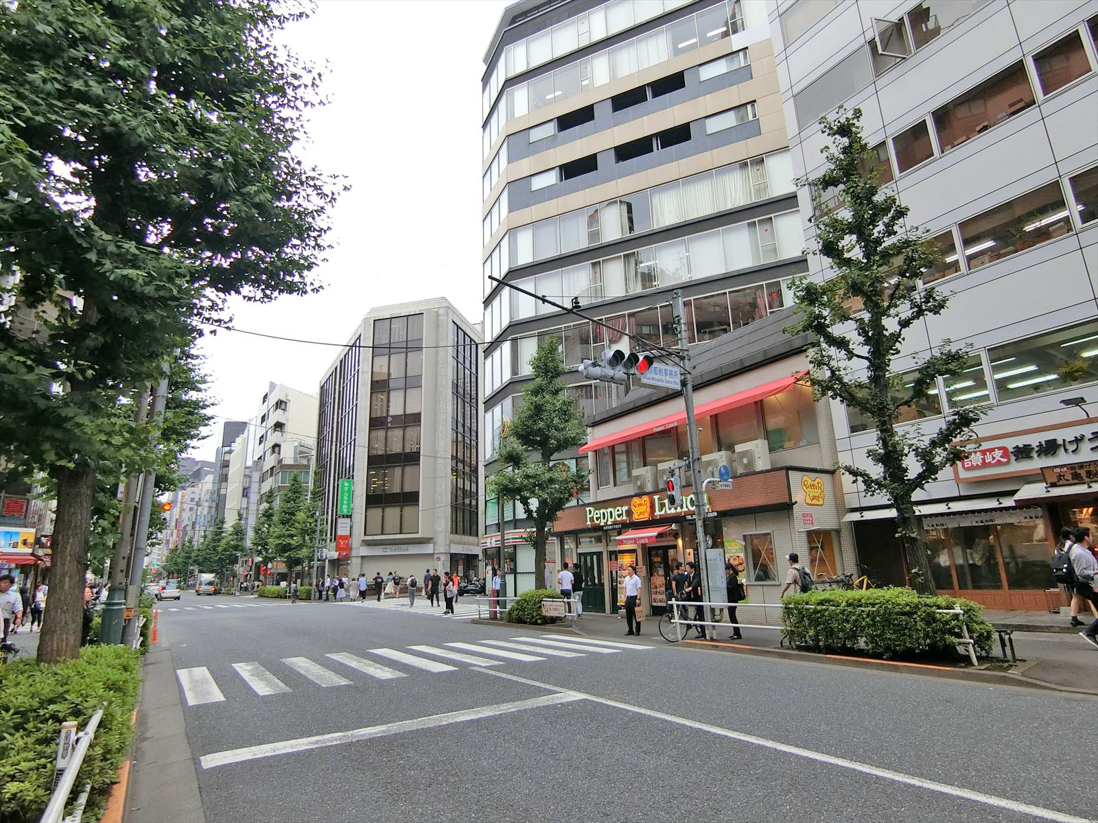 小滝橋通り沿いに立地