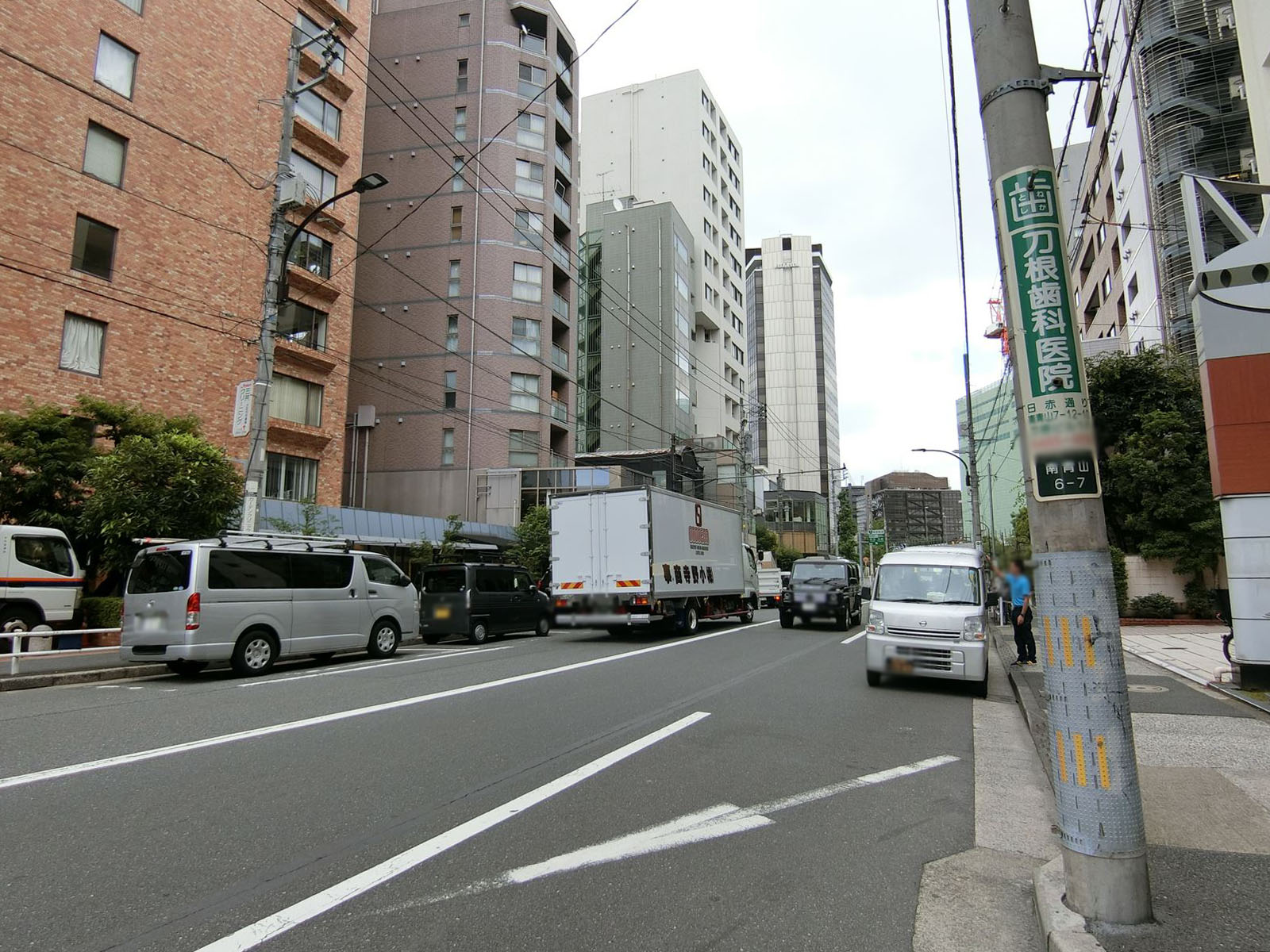 前面の青山骨董通り