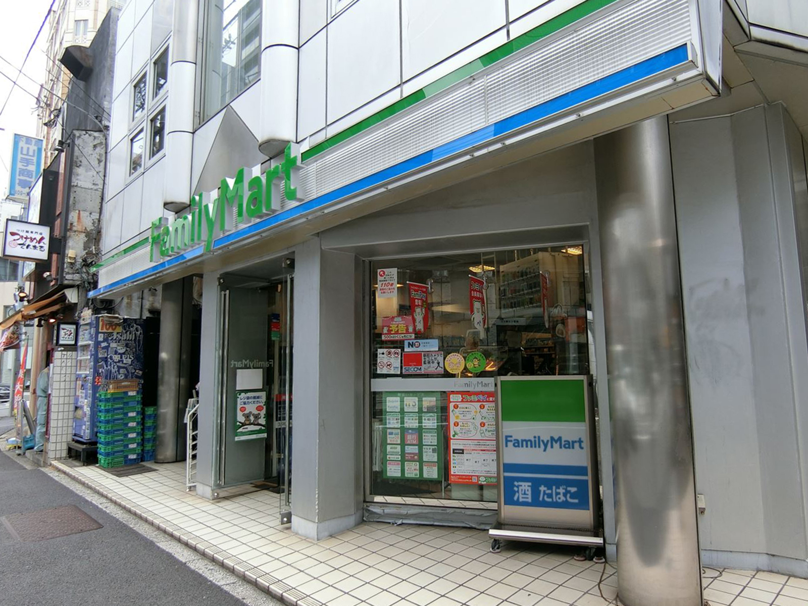 徒歩1分のファミリーマート