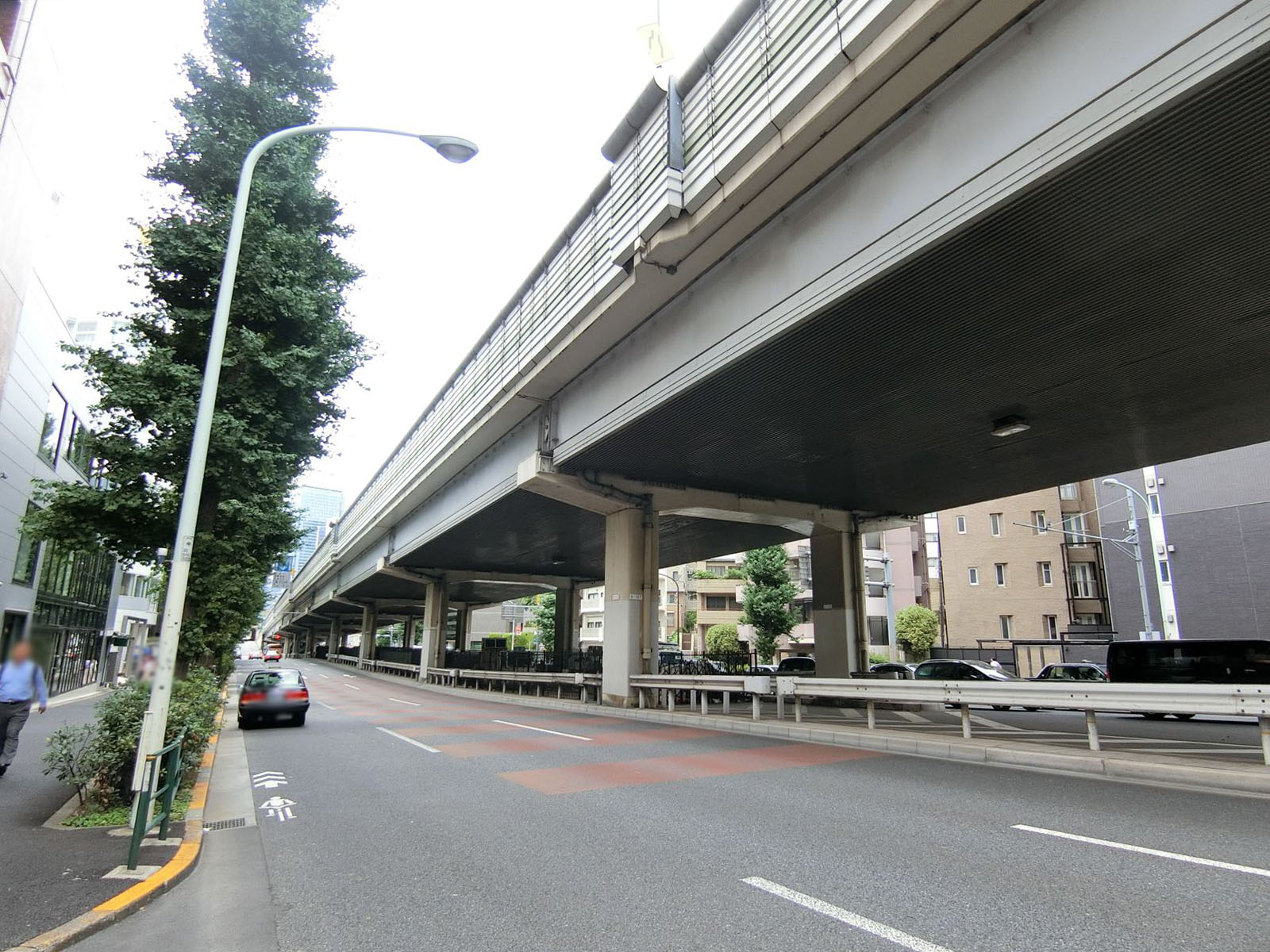 前面の六本木通り
