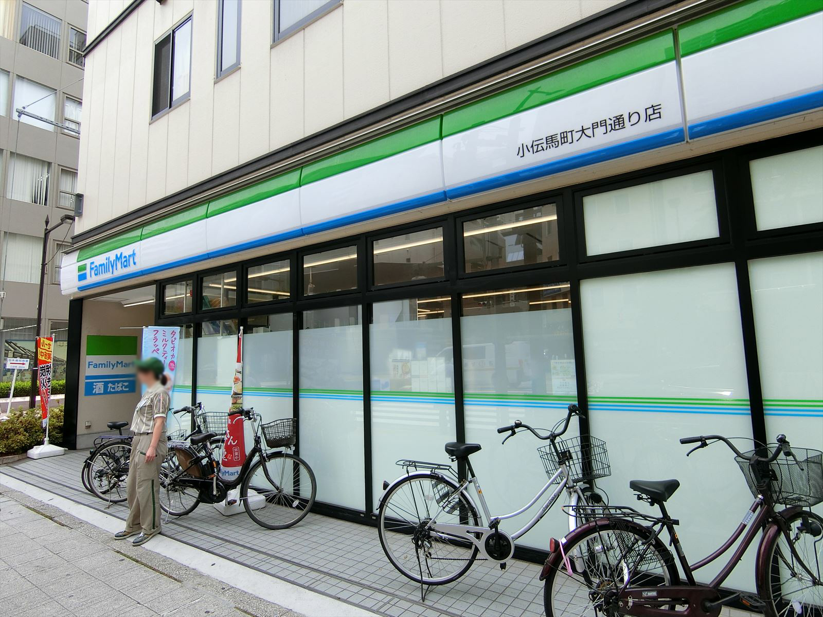 徒歩2分のファミリーマート小伝馬町大門通り店